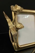 عکس از نمای کناری قسمت فلزی کار شده قاب عکس