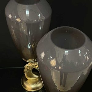 تصویر از نمای بالایی لبه ی شیشه ای گلدان لوکس