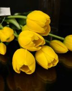گل لاله زرد رو میز