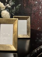 تصویر قاب عکس آلومینیومی به رنگ طلایی پوست ماری از نزدیک