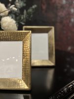 قاب عکس آلومینیومی به رنگ طلایی پوست ماری از نزدیک