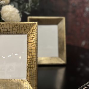 قاب عکس آلومینیومی به رنگ طلایی پوست ماری از نزدیک