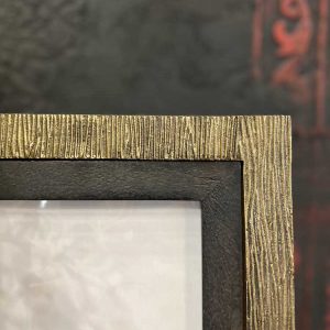 قاب عکس با ترکیب چوب و فلز از نمای نزدیک